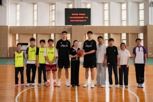 公益行 | 篮动校园 梦想启航!肯帝亚男篮走进马相伯初级中学配图