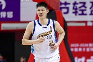 记者：上海3-0领先有些放松也正常 但大秋带伤打出这表现值得尊重配图