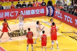张镇麟背身单打造犯规 抛投在篮筐上停了一下还是掉进去了配图