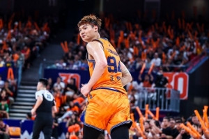 饱受犯规困扰！王哲林7中4仅拿9分5板1助1断1帽 4次犯规配图