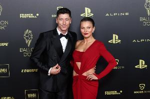 每体：妻子模糊回应莱万去土耳其踢球传闻，引发费内巴切球迷呼唤配图