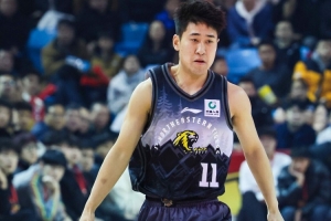 铁!姜伟泽三分4投0中没有得分 拿到1板1助配图