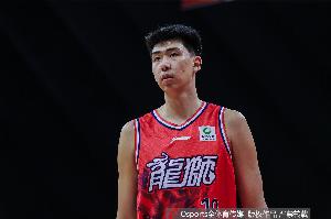 媒体人：徐昕防守面积有限 进攻手段偏少 但确实打得越来越好了配图