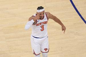 NBA合并以来目前仅3人总决赛场均15板：摩西·马龙、约基奇、哈特配图