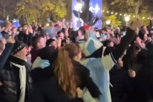 凌晨1点举国欢腾!布宜诺斯艾利斯街头庆祝阿根廷晋级四强配图