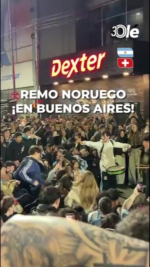 嗨翻!阿根廷首都市中心,球迷们划船庆祝球队晋级配图