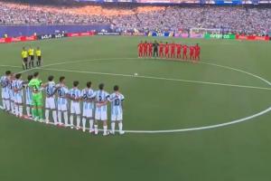 阿根廷vs瑞士开球前,两队为离世的南非国脚亚当斯默哀配图